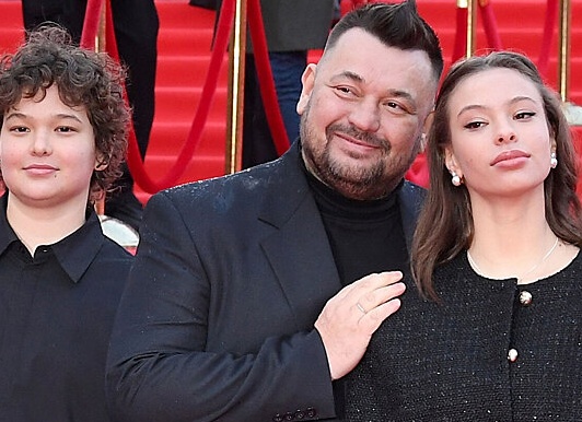 Сын Сергея Жукова сказал, что вырос на песнях группы «Руки Вверх!»